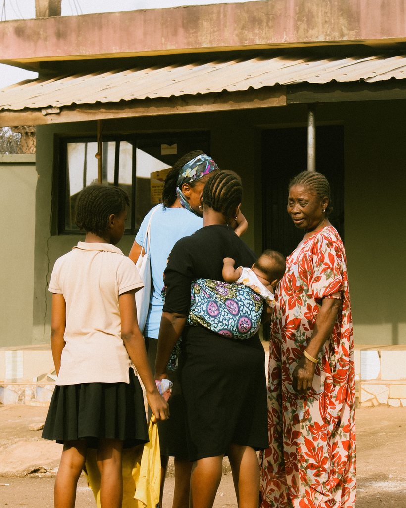 Femmes et familles devant un centre de santé en Afrique